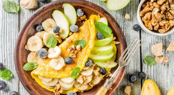 Omlet na słodko: ile kalorii i jak zrobić wersję FIT?