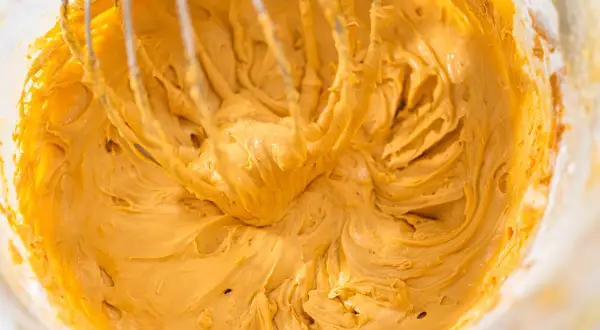 Krem z masy kajmakowej i mascarpone, ubijany mikserem, tworzy gładką, puszystą masę o pięknym, karmelowym kolorze.