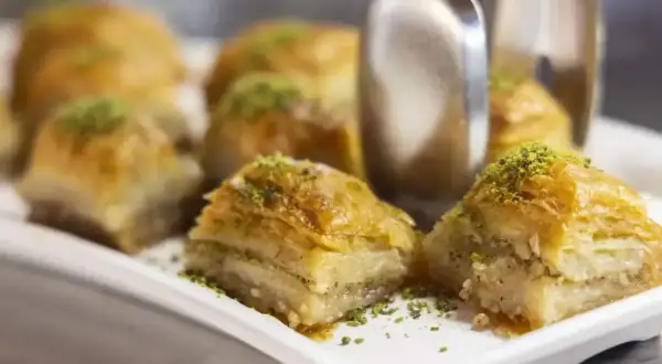 Słodka baklava, idealna na deser. Ten przepis na baklawę z pewnością zachwyci każdego.