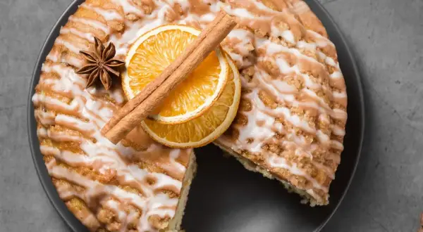 Pyszne ciasto cynamonowe z lukrem, pomarańczą i anyżem. Idealne na jesienne popołudnie.