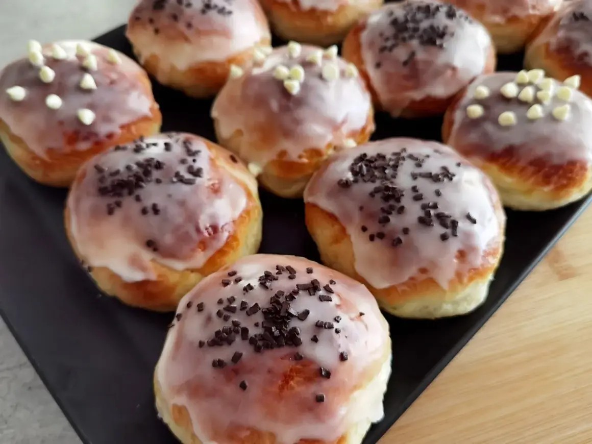 Pyszne, domowe pączki z lukrem i posypką czekoladową lub białymi perełkami. Idealne na tłusty czwartek, by poczuć się fit!
