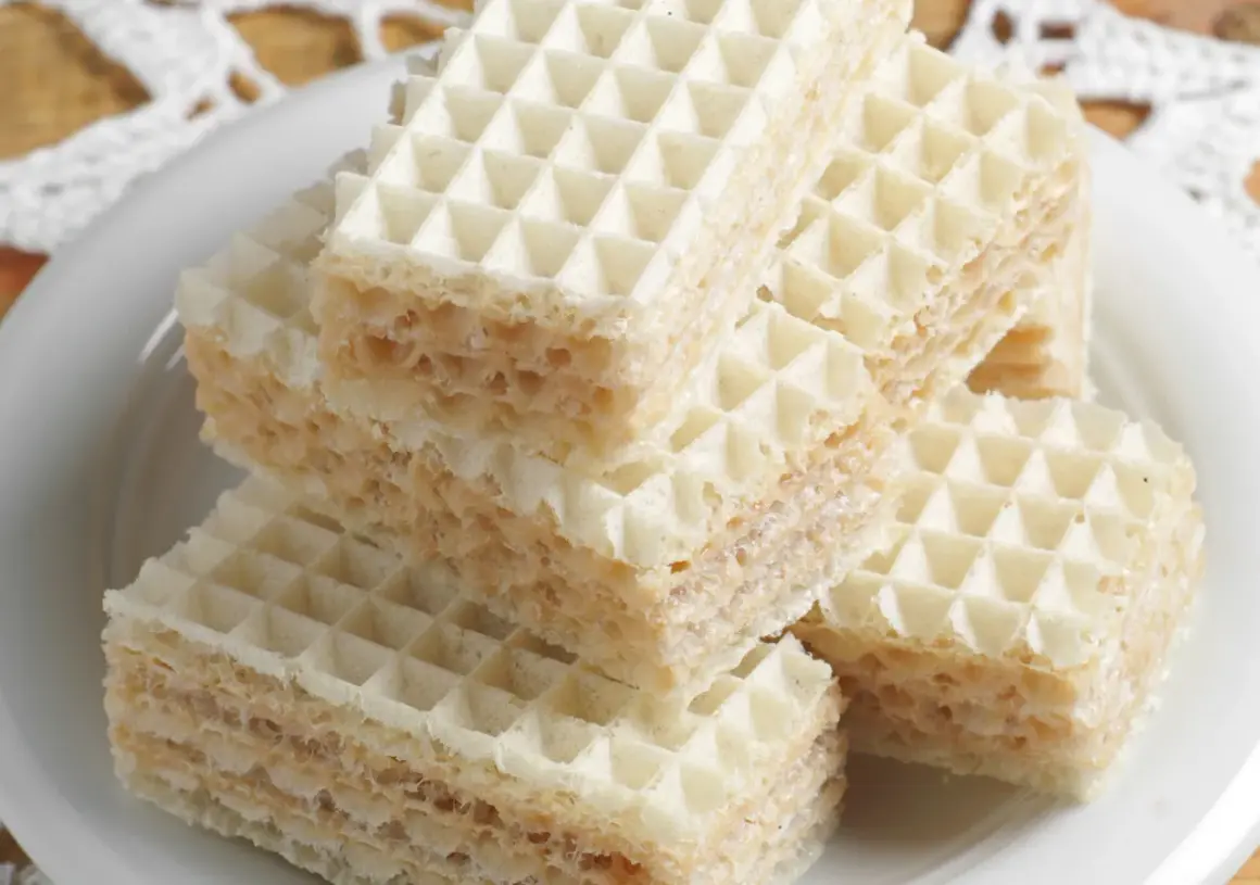 Stos puszystych wafli przełożonych kremem, gotowych do jedzenia. Ta masa do wafli wygląda pysznie!