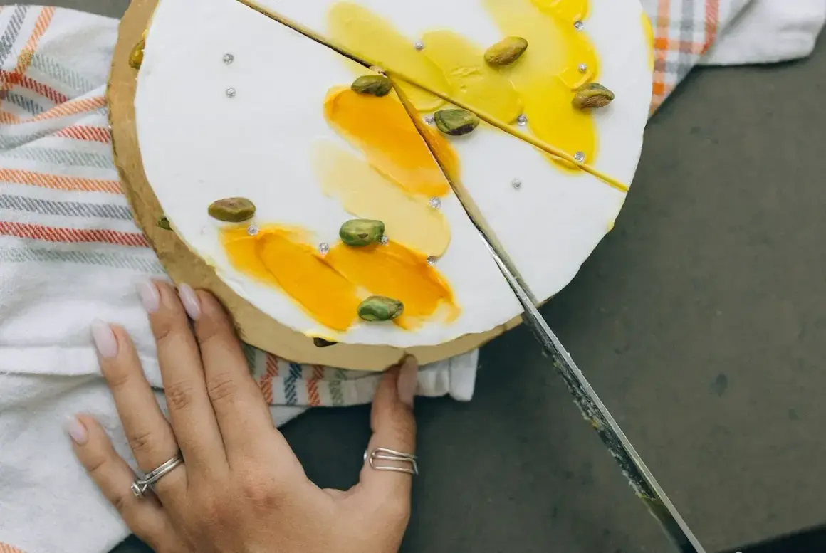 Delikatny tort z pistacjami i żółtym kremem. Zobacz, jak kroić tort, by zachować jego piękny wygląd.