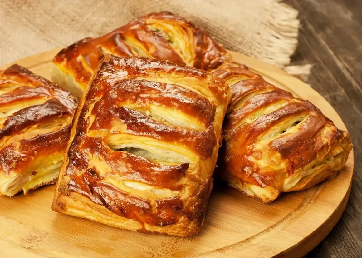 Złociste, pieczone paszteciki z ciasta francuskiego, idealne na przekąskę. Dowiedz się, jak zrobić ciasto francuskie!