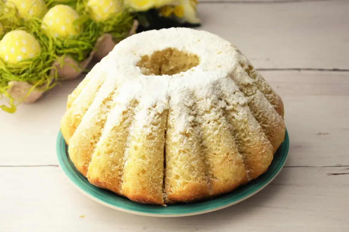 Najłatwiejsza babka drożdżowa, puszysta i lekka, posypana cukrem pudrem. Idealna na Wielkanoc, obok żółtych jajek w zielonej trawie.