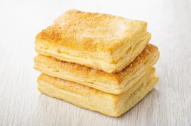 Ile kalorii w ciastku francuskim? Poznaj prawdę i jedz świadomie