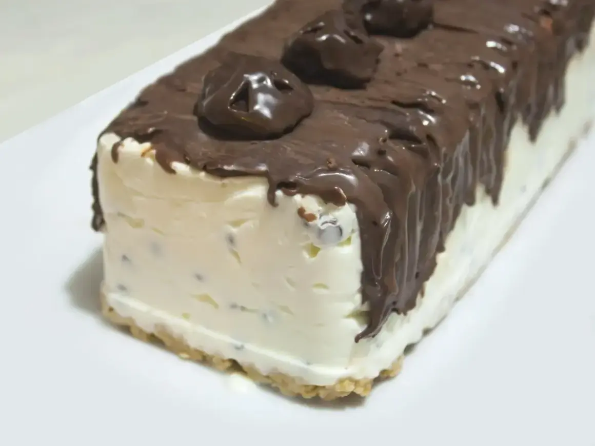 Pyszne lody z mascarpone w czekoladowej polewie, z kawałkami czekolady w środku. Idealne na deser!