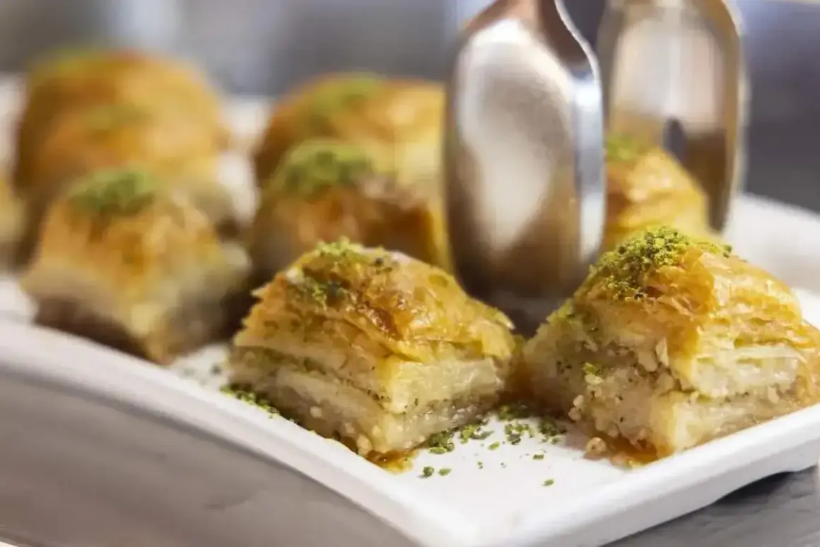 Słodka baklava, idealna na deser. Ten przepis na baklawę z pewnością zachwyci każdego.