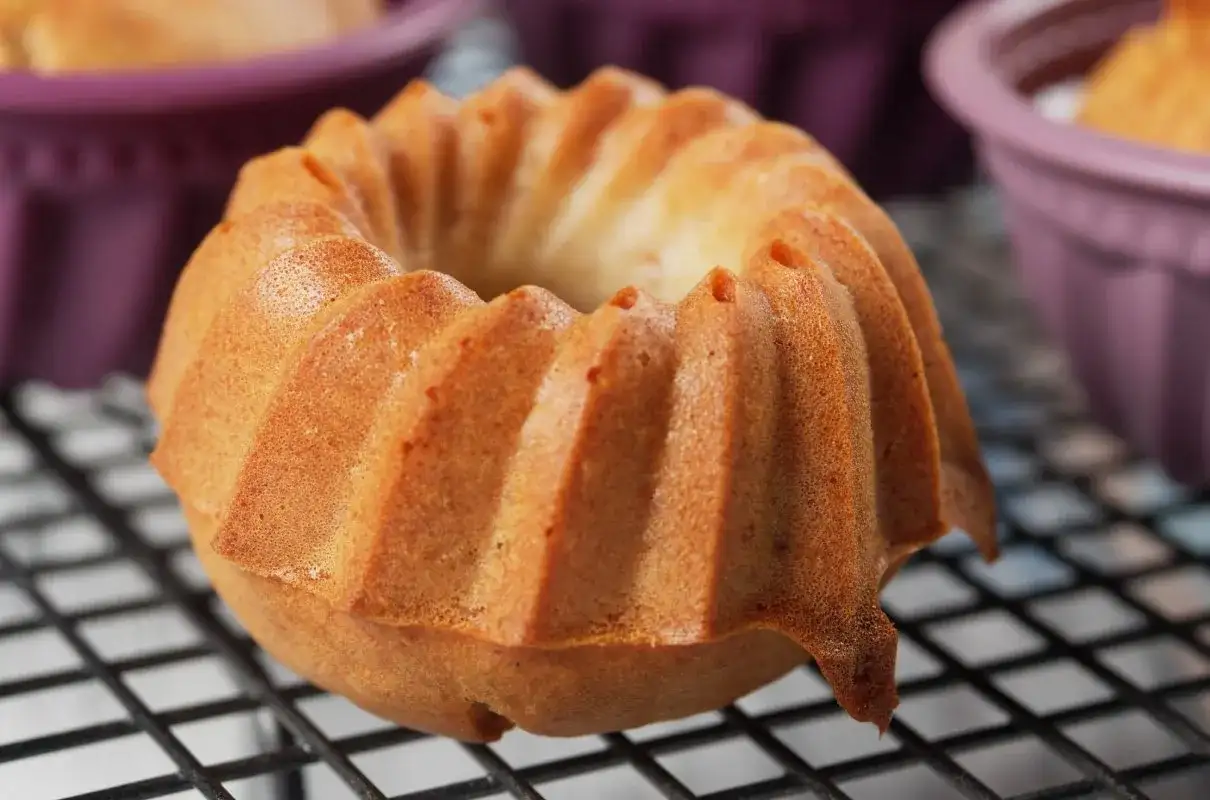 Babka śmietankowa - przepis na wilgotne ciasto bez wpadek