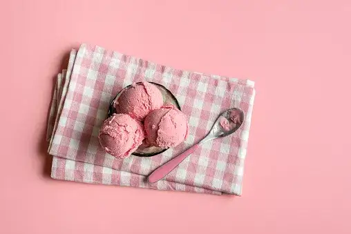 domowe lody malinowe w misce