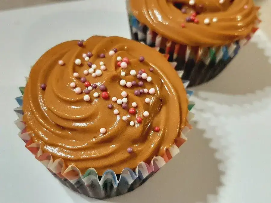 Babeczki udekorowane r&oacute;żnymi kremami bez mascarpone