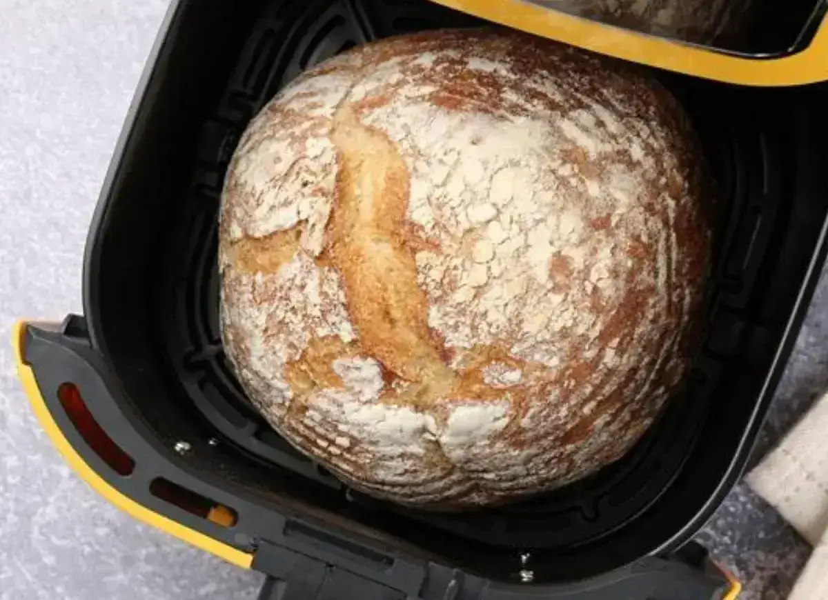 Chleb z airfryer, rumiany i pachnący, gotowy do podania. Idealny na szybkie śniadanie.