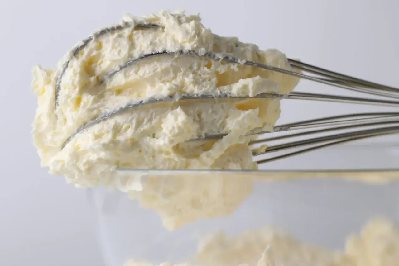 Krem z mascarpone bez śmietany, ubijany trzepaczką, tworzy puszystą masę idealną do deserów.