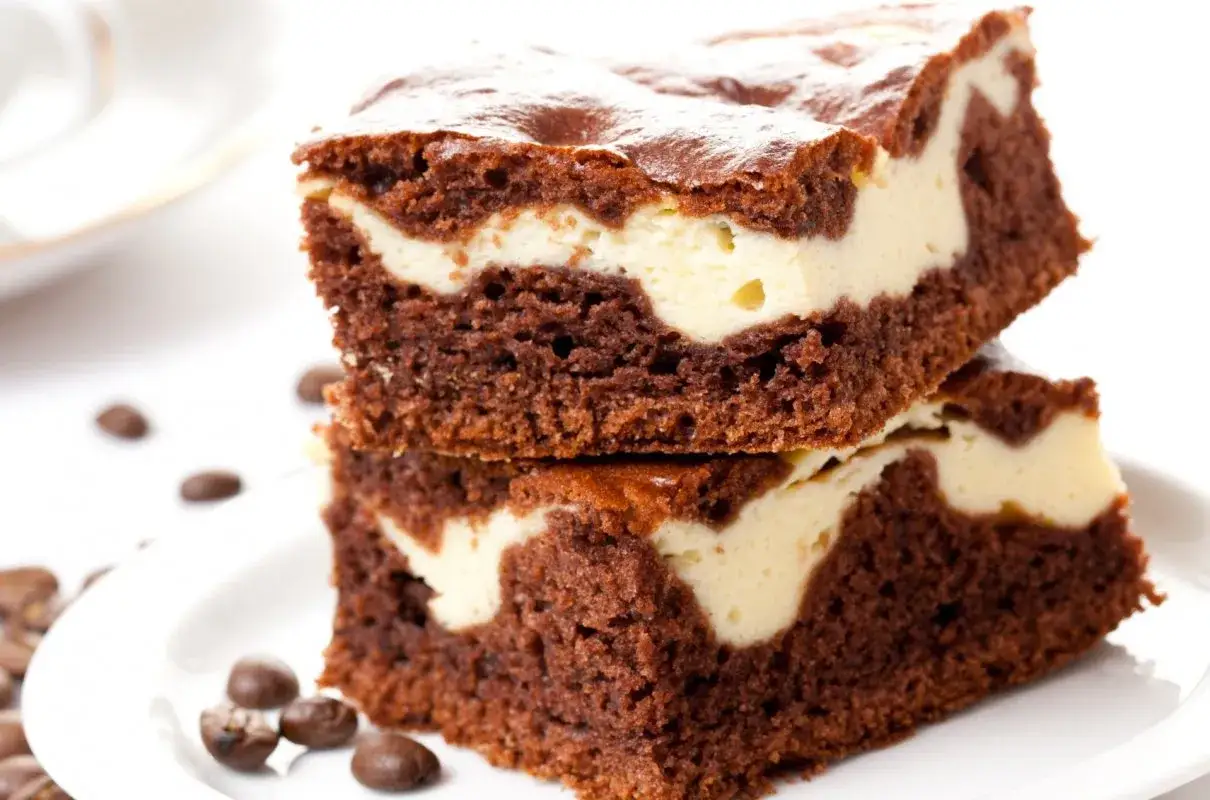 Szybkie ciasto z twarogiem, czekoladowe brownie z kremową warstwą sera, idealne na deser.