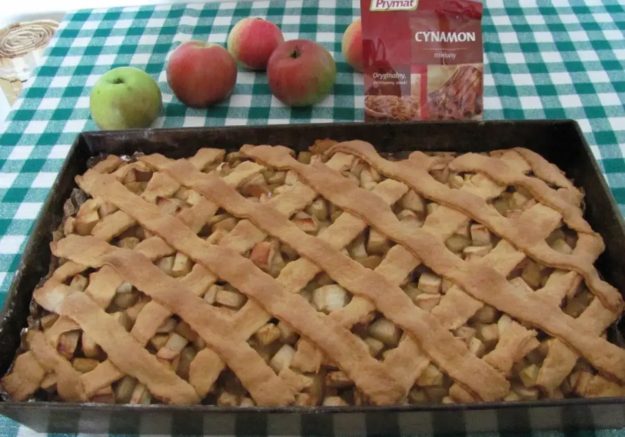Szarlotka najlepsza jaką jadłam, pachnąca cynamonem, z jabłkami i kratką z ciasta.