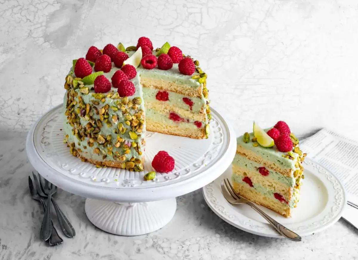Wyjątkowy tort z kremem pistacjowym z mascarpone, malinami i limonką. Idealny na specjalne okazje.