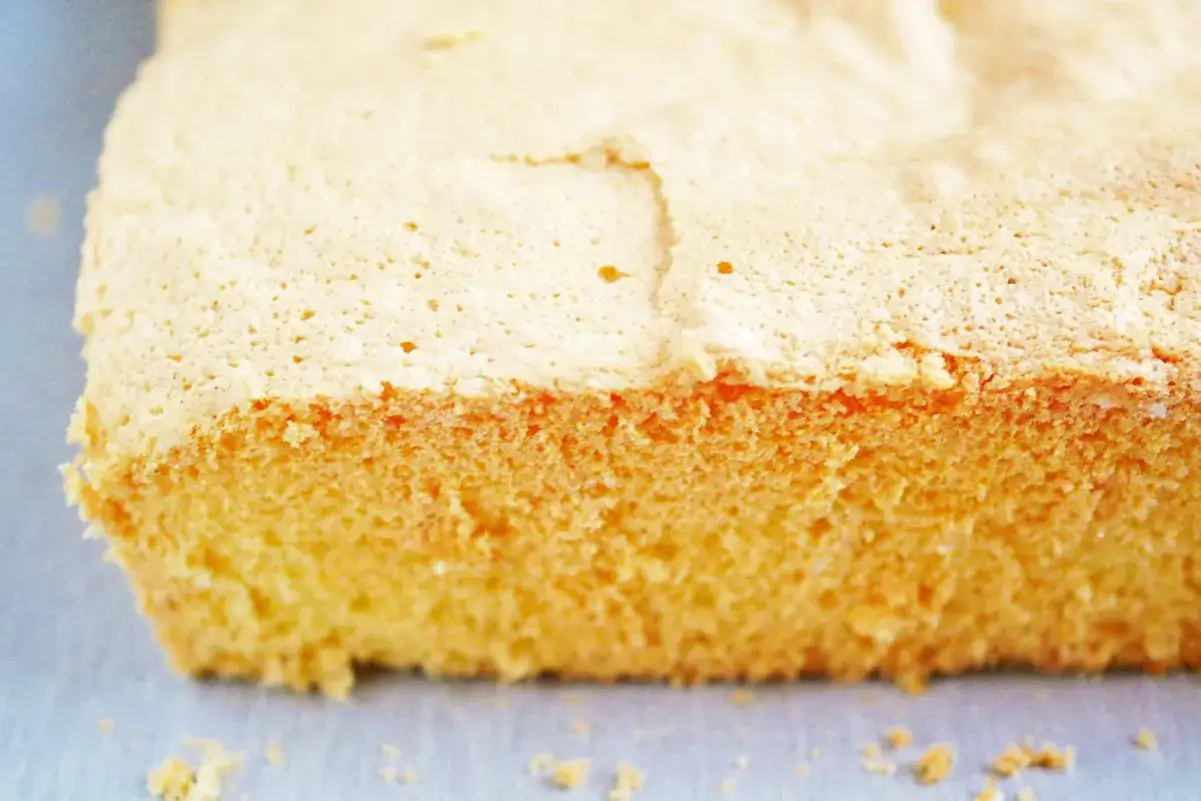 Puszysty biszkopt z 5 jaj na blachę, idealny do tortów i deserów. Prosty przepis na pyszne ciasto.