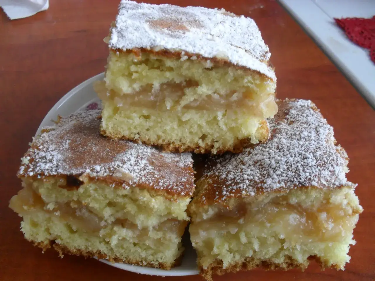 Pulchny jabłecznik z dawnych lat, posypany cukrem pudrem, kusi domowym smakiem.