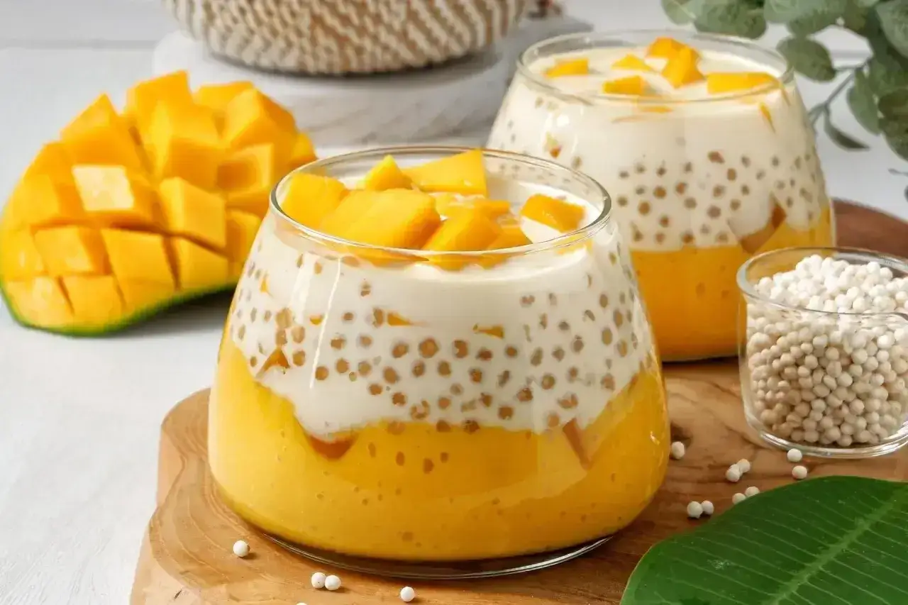 Deser z mango i mlekiem kokosowym, z widocznymi kuleczkami tapioki. To właśnie tapioka co to za składnik?