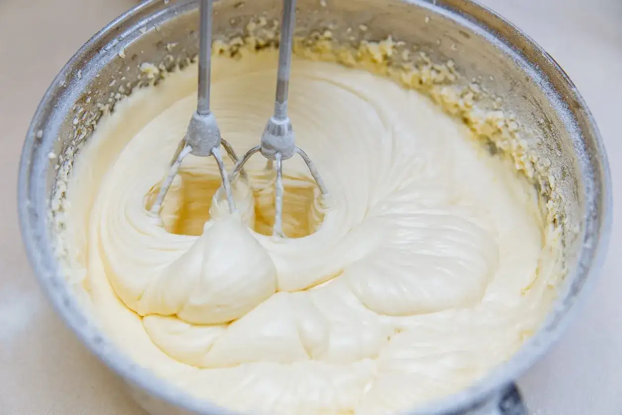Mieszadła miksera ubijają kremowy, gładki krem z mascarpone. Dowiedz się, jak uratować zwarzony krem z mascarpone, by deser był idealny.