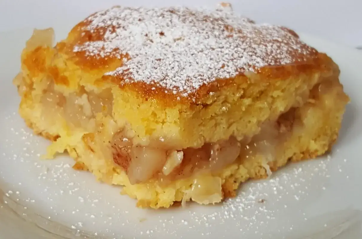 Wilgotne, ekspresowe ciasto z jabłkami, posypane cukrem pudrem. Idealne na szybki deser.