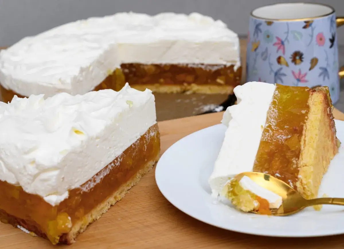 Pyszny krem śmietankowy do tortu bez mascarpone, z warstwą owocową i biszkoptem. Idealny deser na każdą okazję.