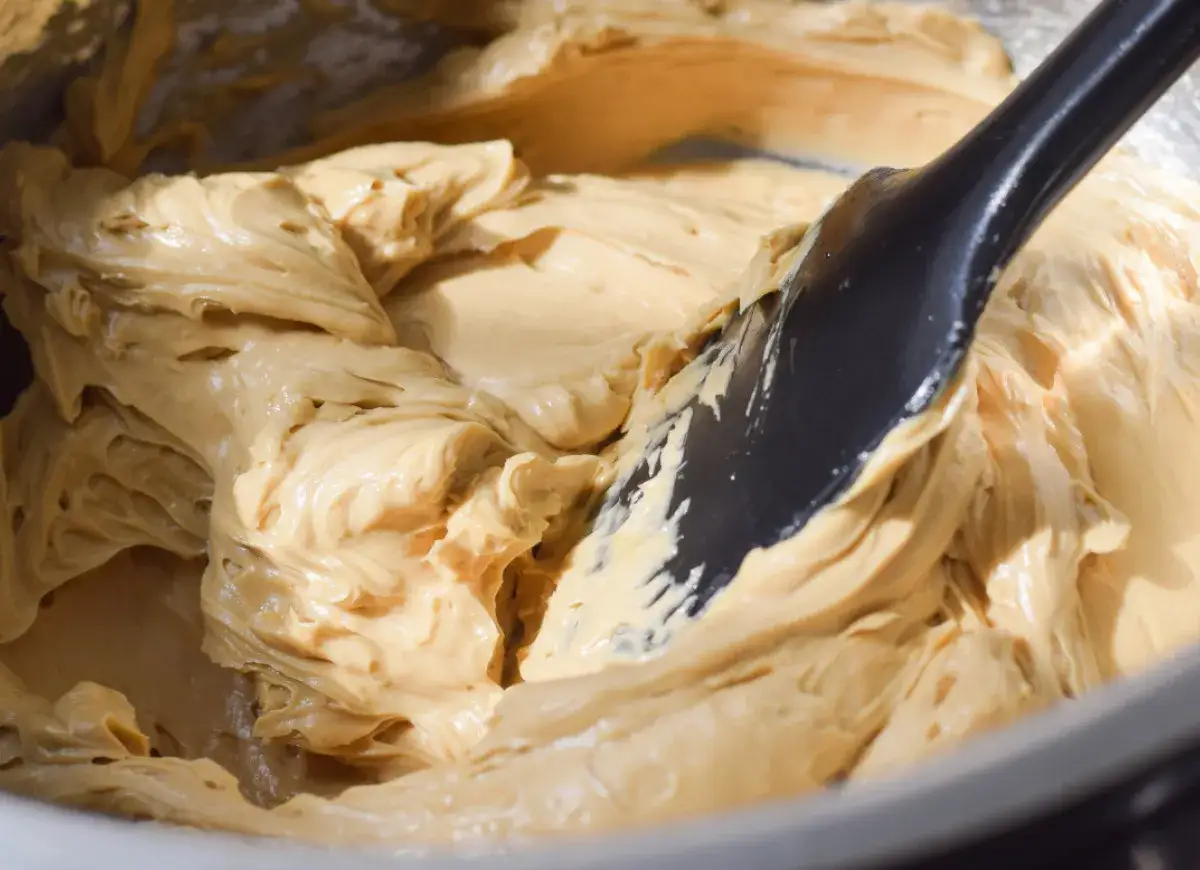 Gładki, puszysty krem z masy kajmakowej i mascarpone, mieszany czarną łopatką. Idealny do tortu.