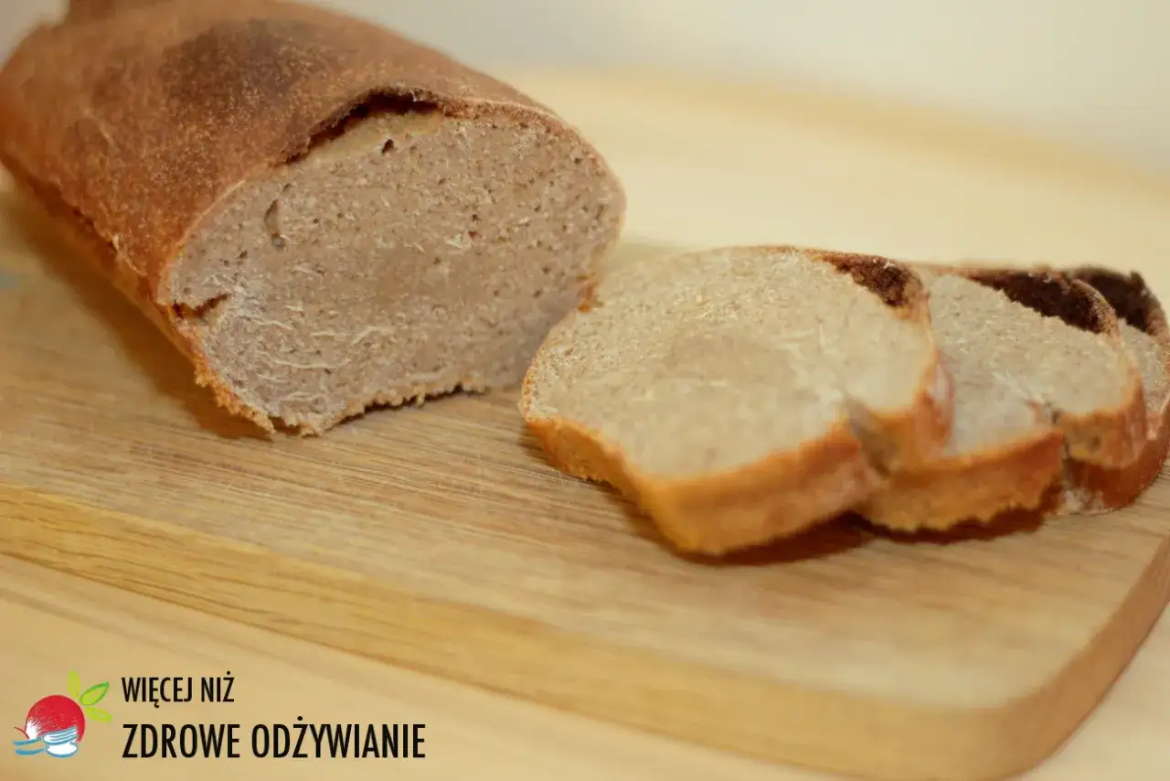 Chleb żytni na zakwasie, pokrojony na kromki, leży na desce. Idealny na zdrowe śniadanie.