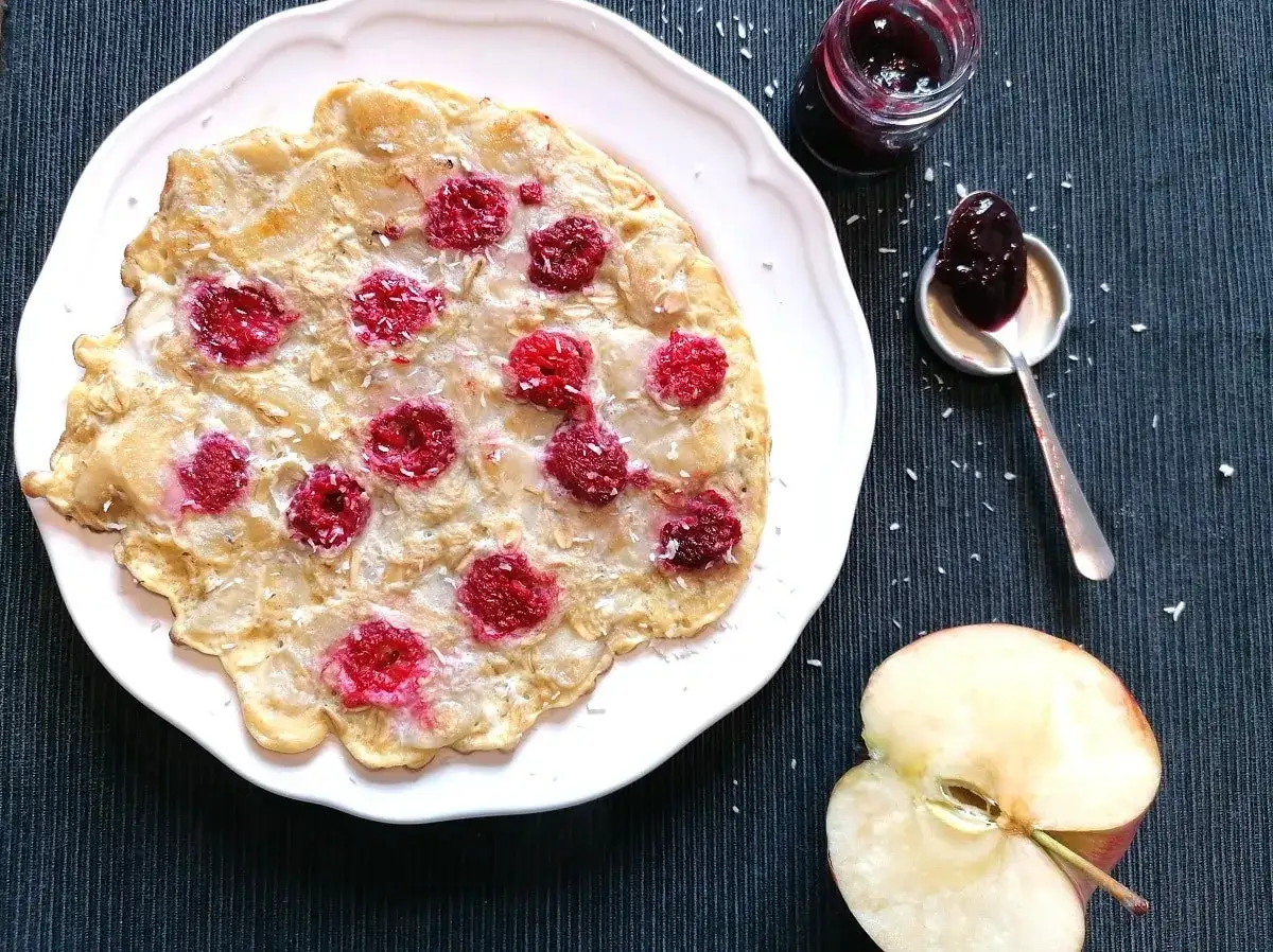 Omlet owsiany z bananem i malinami