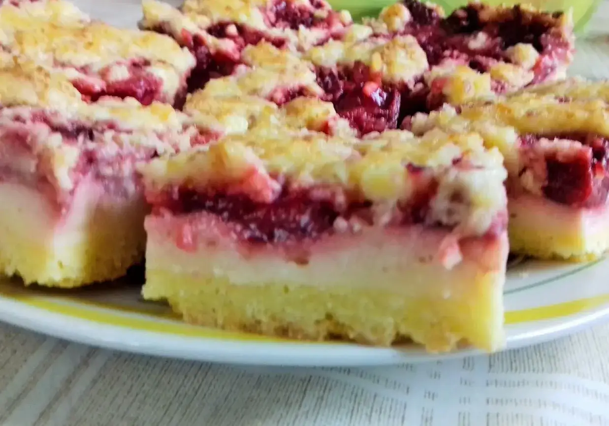 Szybkie ciasto z budyniem i wiśniami, posypane kruszonką. Idealne na deser, gdy masz ochotę na coś słodkiego.