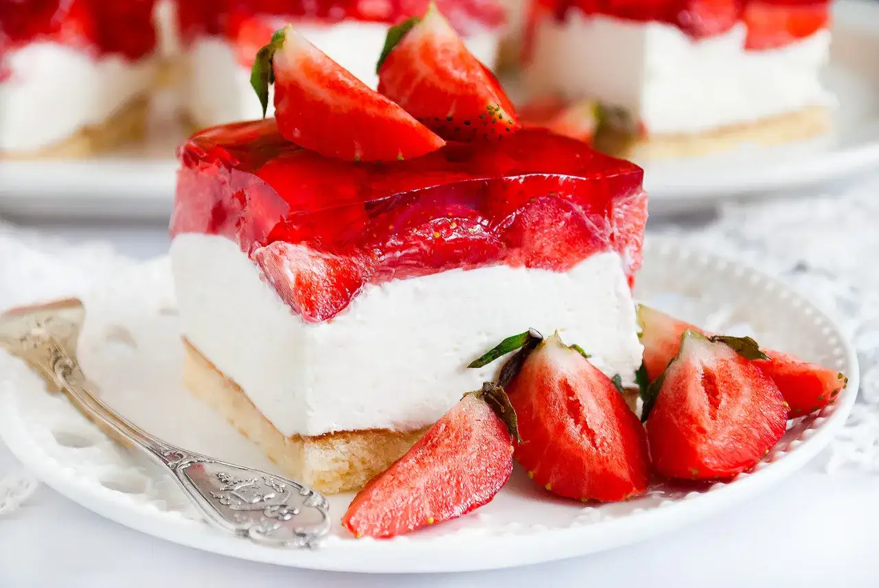 Puszysty biszkopt z truskawkami i mascarpone, oblany galaretką. Idealny deser na lato.