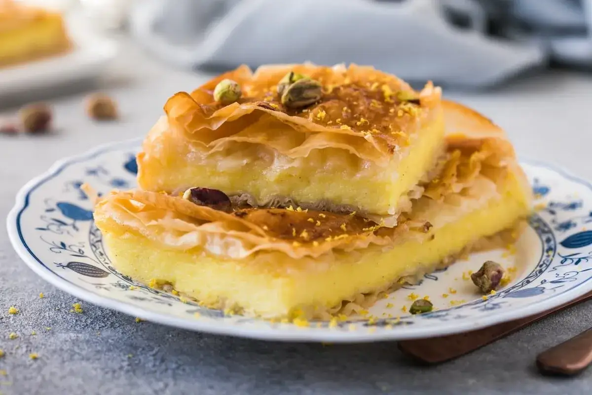 Słodki deser z ciasta filo i kremu, posypany pistacjami. Czy to właśnie semolina co to za przysmak?