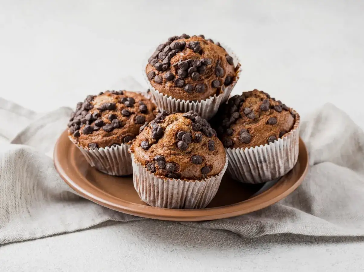 muffinki w foremkach i formie do pieczenia