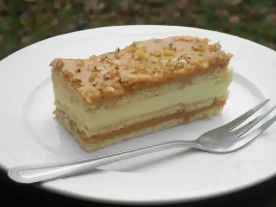 Szybkie ciasto z masą krówkową i budyniem - bez pieczenia