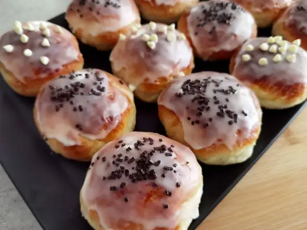 Pyszne, domowe pączki z lukrem i posypką czekoladową lub białymi perełkami. Idealne na tłusty czwartek, by poczuć się fit!