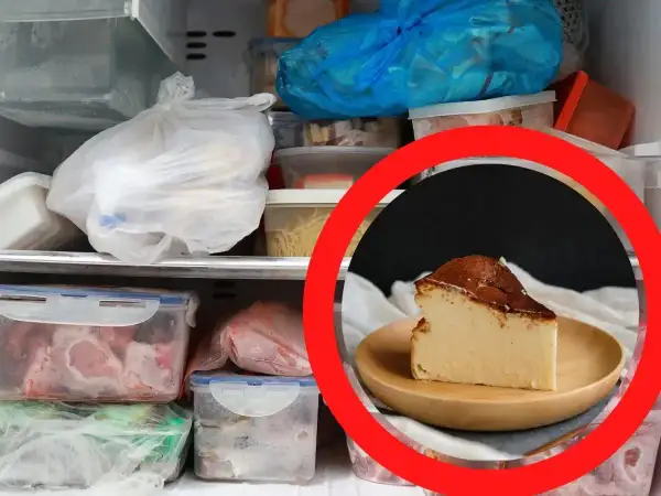 Kawałek pysznego sernika na talerzyku, otoczony przez zamrożone jedzenie w zamrażarce. Czy sernik można zamrozić? Tak, i wygląda pysznie!