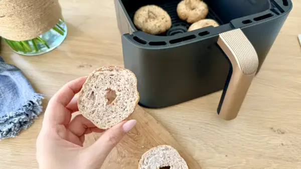 Domowe bajgle z przepisu, gotowe do pieczenia w frytkownicy beztłuszczowej.