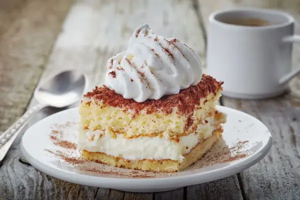 Sernik z mascarpone, który uratowałam, wygląda pysznie. Krem jest idealny, a deser posypany kakao.