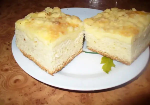 Puszyste i wilgotne ciasto drożdżowe z kruszonką, idealne na deser. Ten przepis na ciasto drożdżowe zachwyci każdego.