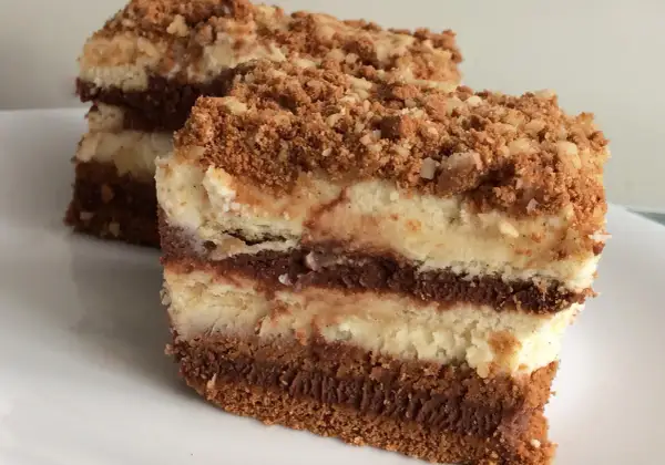 Szybkie ciasto z serkiem mascarpone, z warstwami czekolady i kruszonką. Idealne na deser.
