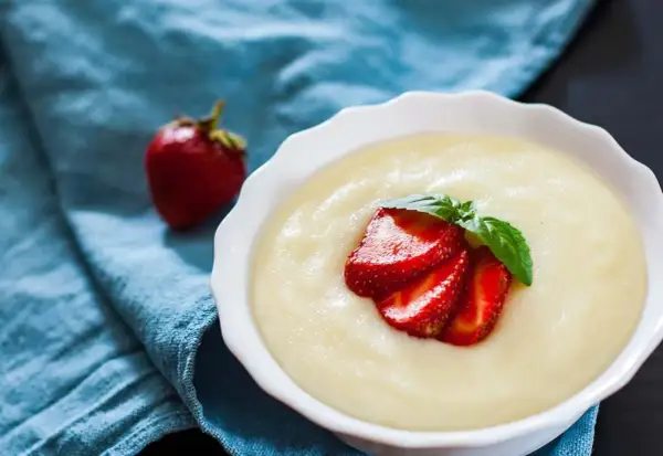 Gładka kaszka, czyli semolina, podana z truskawkami i miętą. Pyszne śniadanie, które rozwieje wątpliwości, semolina co to jest.