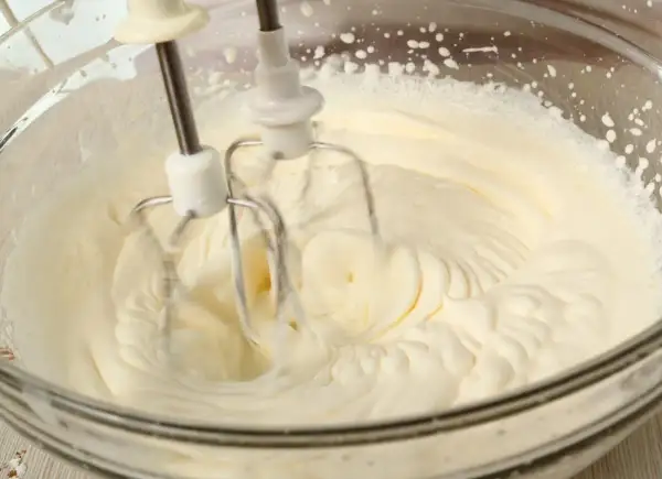Ubity krem śmietankowy do tortu bez mascarpone, przygotowywany mikserem w szklanej misie. Idealna konsystencja na puszyste ciasto.