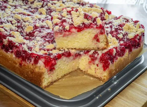 Prosty przepis na ciasto drożdżowe na dużą blachę z malinami i kruszonką. Idealne na deser!
