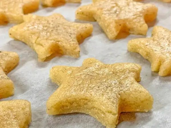 Gwiazdki z ciasta maślanego, gotowe do pieczenia. Szybkie ciasteczka maślane, które zachwycą każdego.