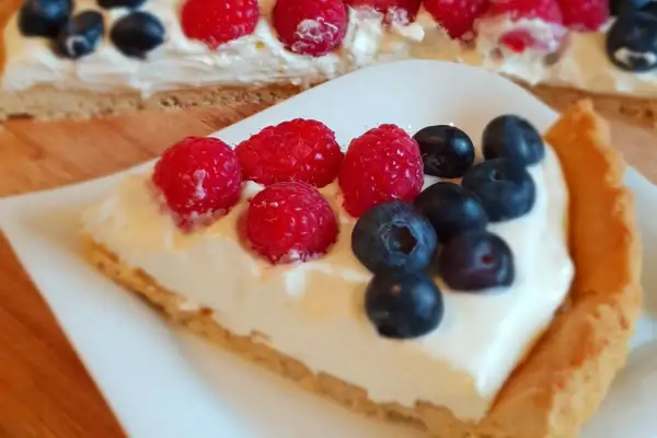 Kawałek pysznej tarty z kremem i owocami leśnymi. Ten najlepsza tarta przepis zachwyci każdego!