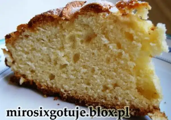 Kawałek puszystego, mega szybkiego ciasta na oleju, posypanego cukrem. Idealne na szybką przekąskę.